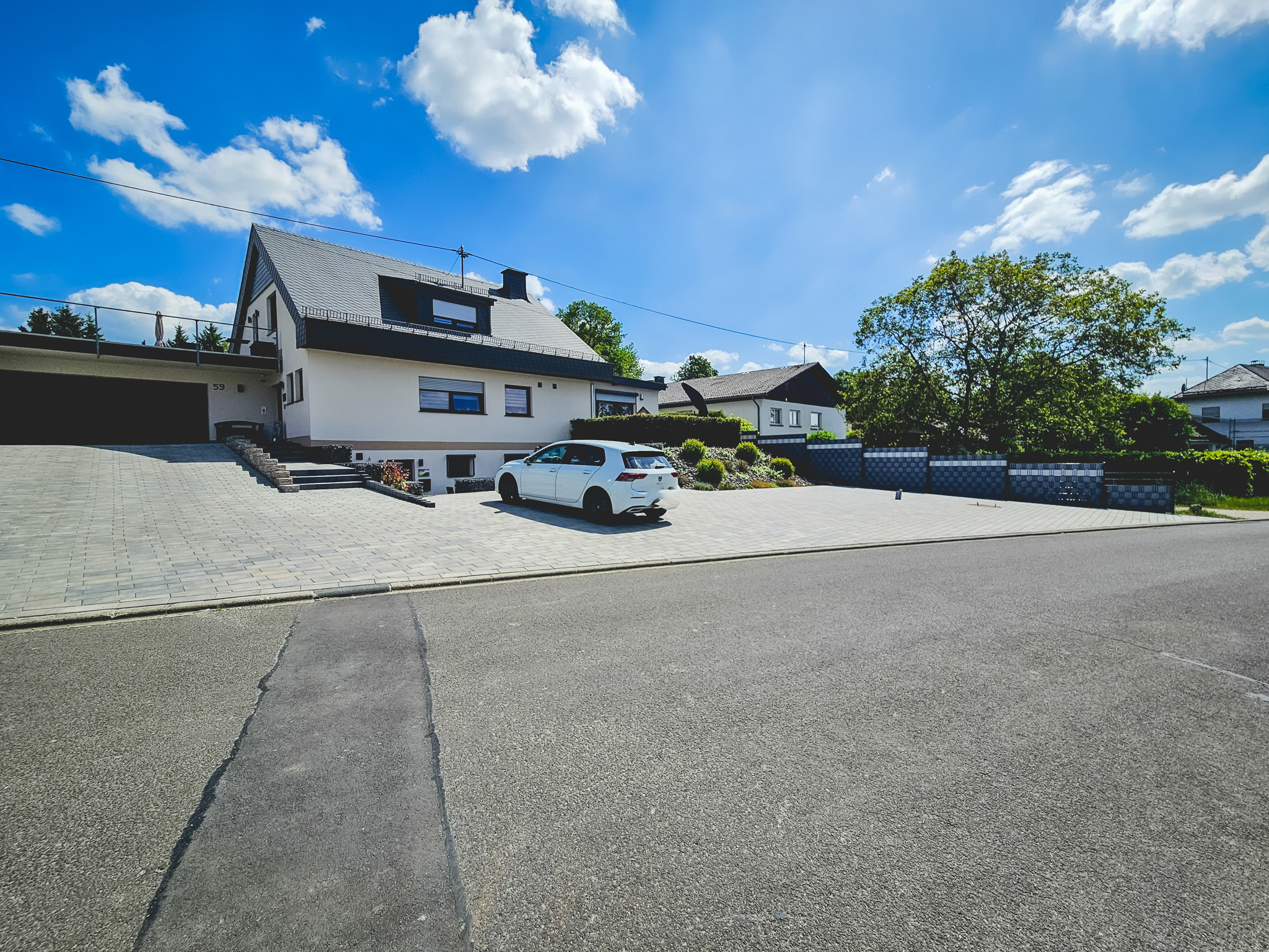 Parkplatz und Haus